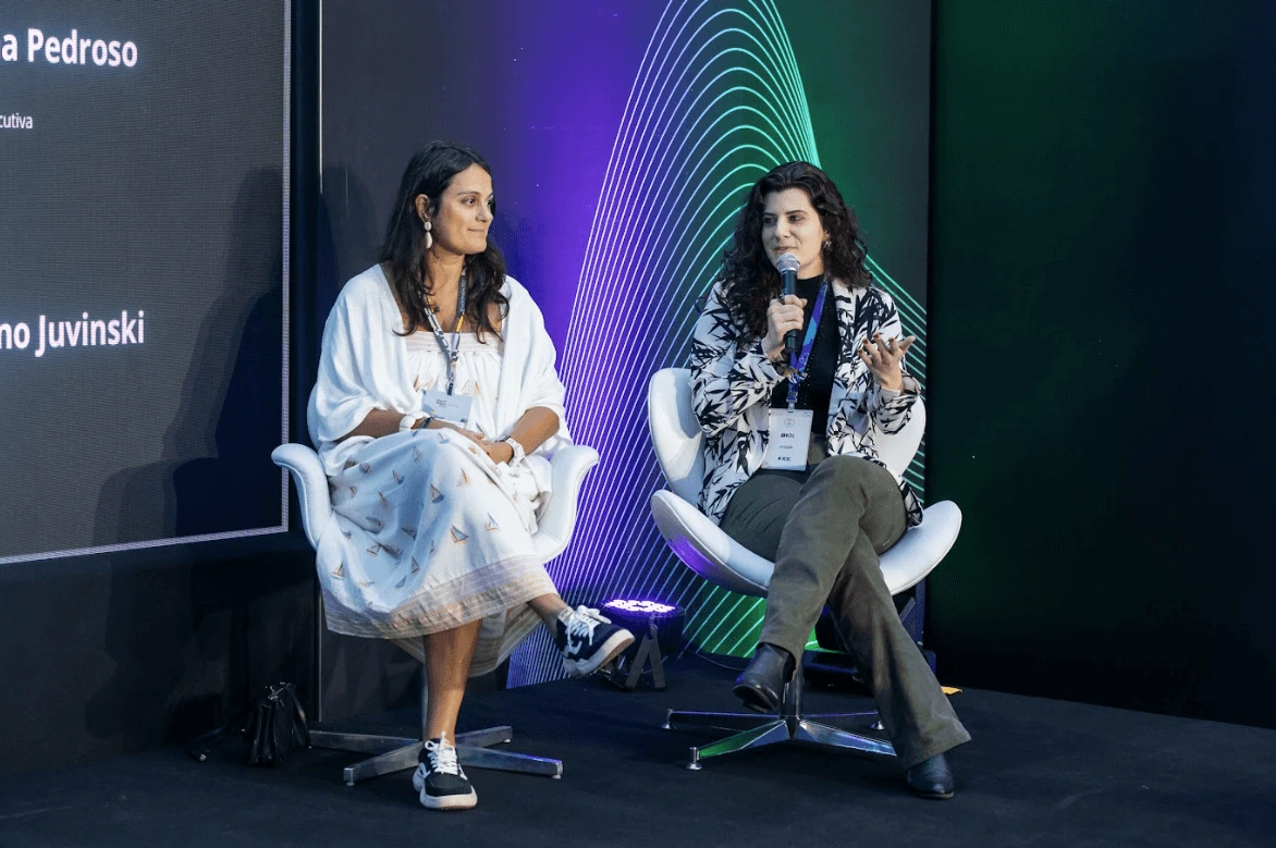 Fernanda Regina speaking at blockchain conference